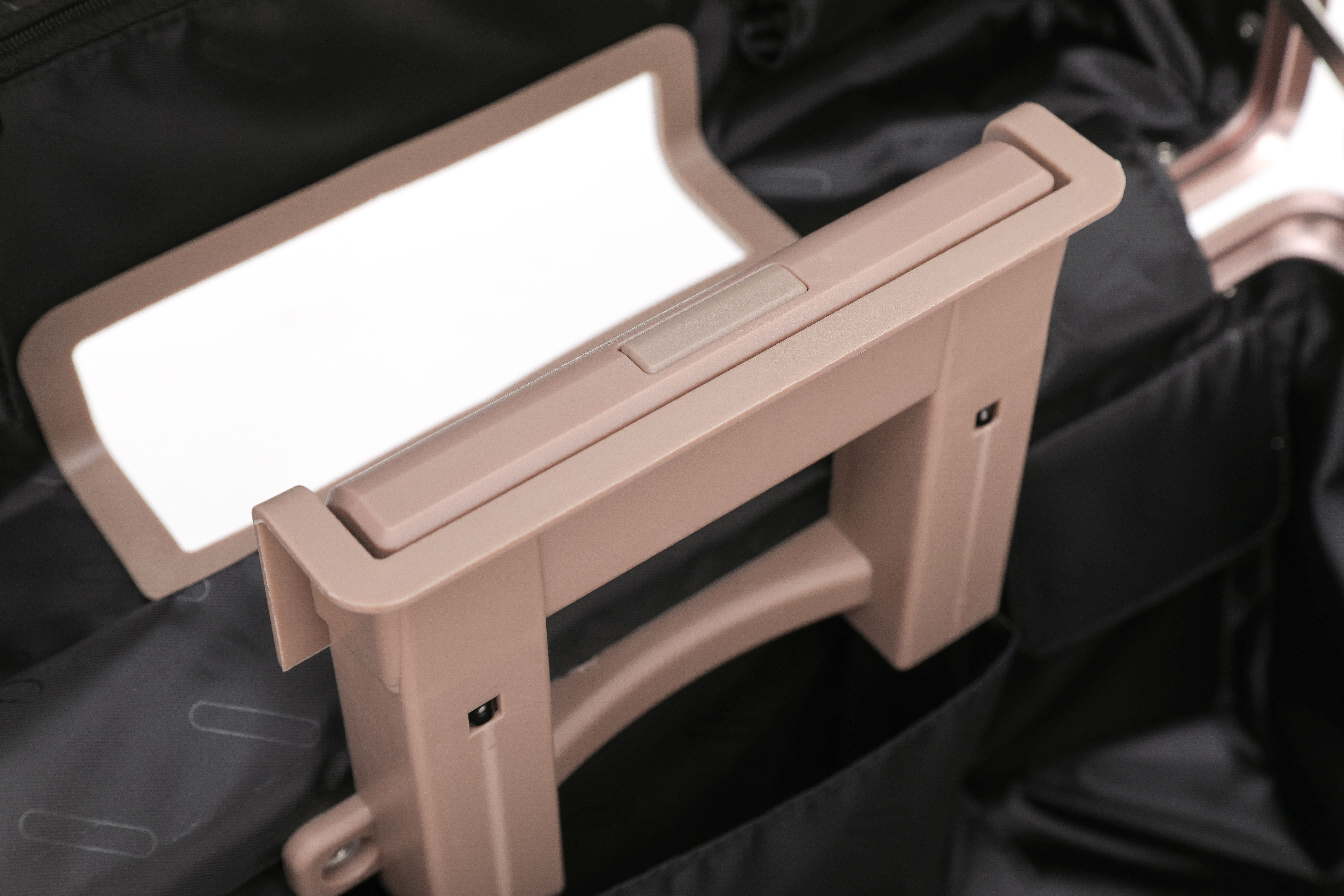 Kufer bagażowy ze stopu magnezu i aluminium. Wysokiej klasy 18-calowa walizka pokładowa