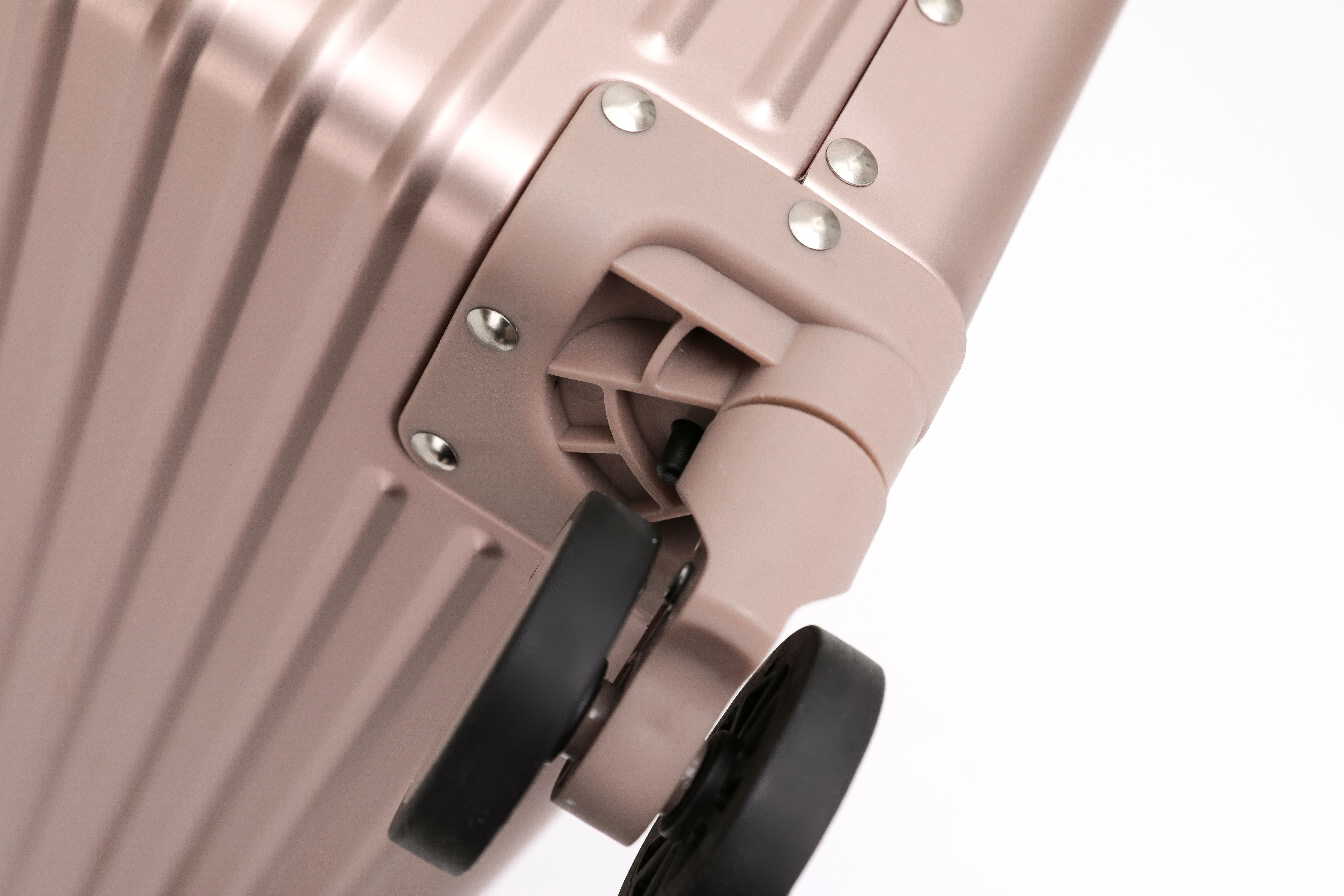 Kufer bagażowy ze stopu magnezu i aluminium. Wysokiej klasy 18-calowa walizka pokładowa